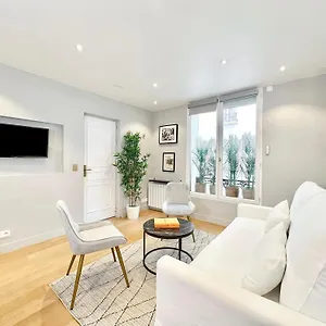 Apartment Deluxe Near The Tour Eiffel, Paris